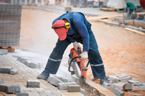 Un travailleur coupe des dalles à Payns